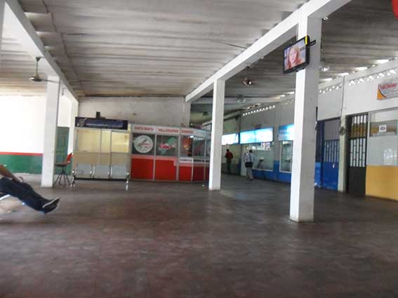 En esta sala de espera no hay la cantidad de suficiente de sillas para los usuarios.